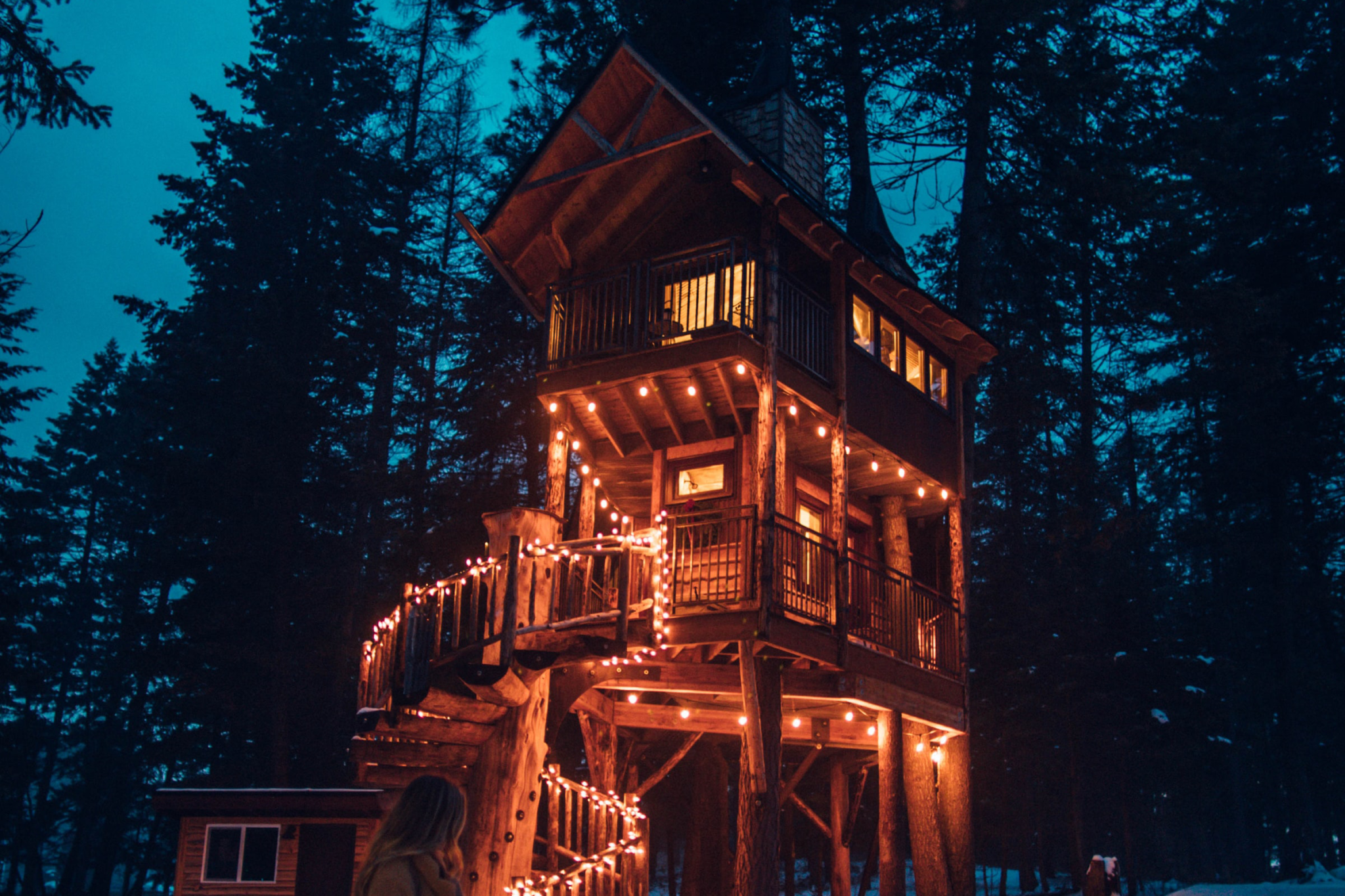 Baumhaus im Dunkeln mit Lichtern