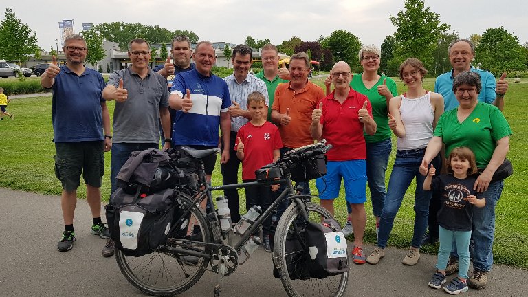 Der Stadtradeln-Botschafter in Bad Schönborn mit Bürgermeister und anderen Vertreter*innen und Bürger*innen der Gemeinde
