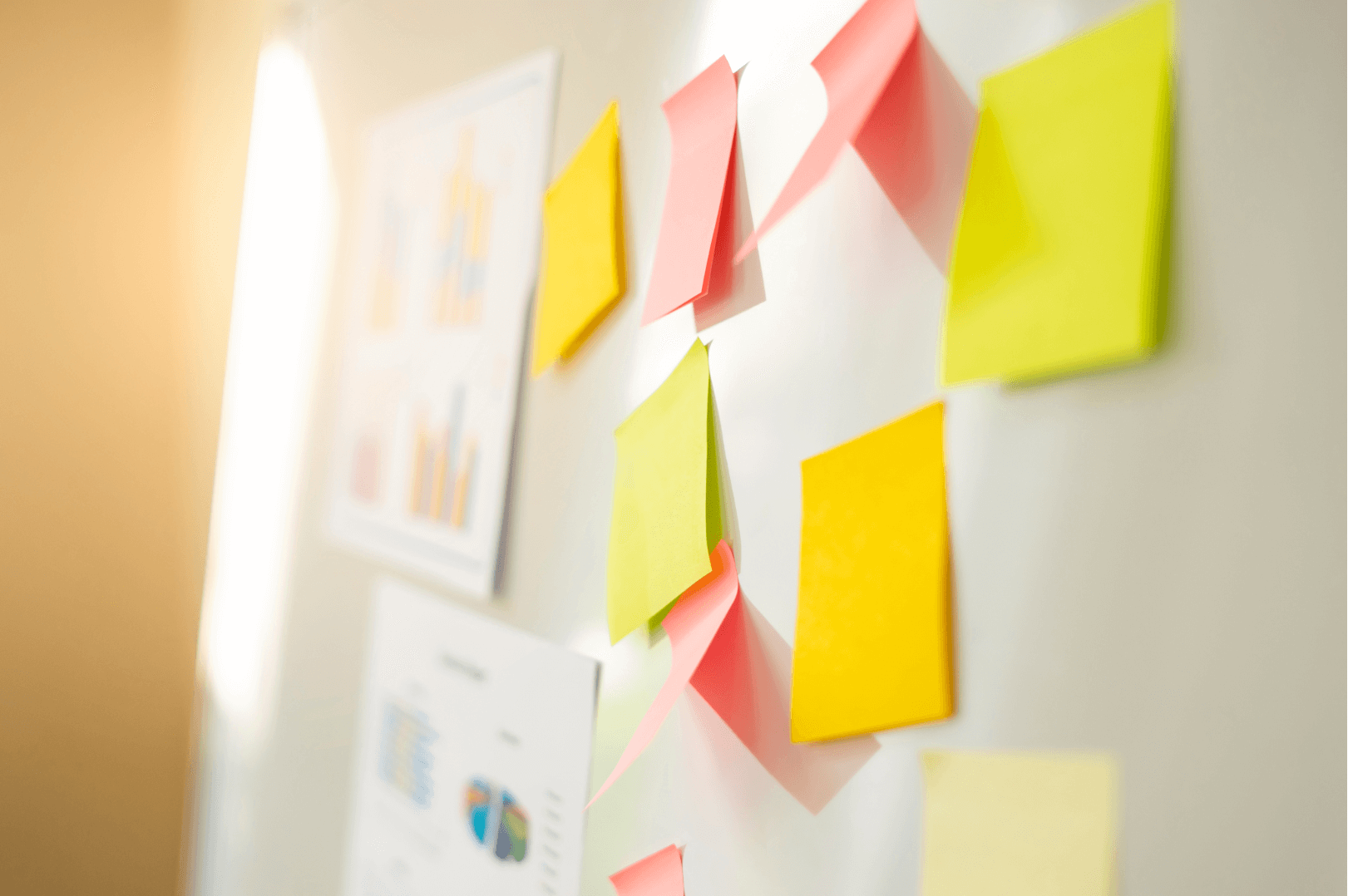 Post-Its an einer Wand bei einem Workshop