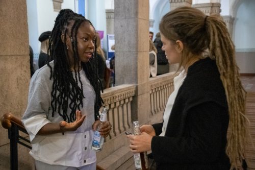 Gloria spricht mit einer anderen Frau.